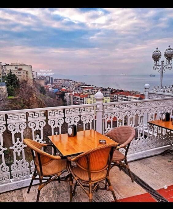 3+1 , Historical Elevator, Warm House Next To Sea Apartment İzmir Luaran gambar
